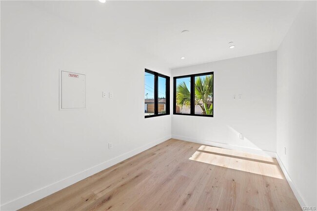 Building Photo - 207 W Avenida San Antonio