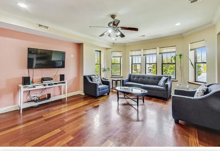 Building Photo - 8145 S Prairie Ave