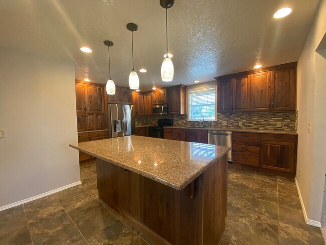 Building Photo - Beautiful 3bed, 2bath 2,550sq.ft. home in ...