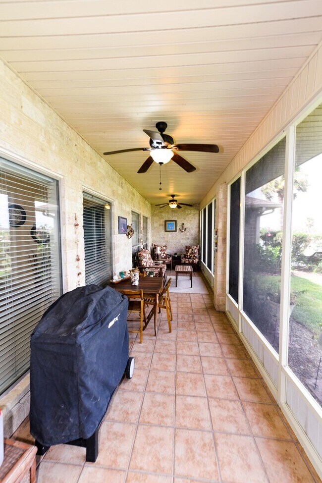 Building Photo - 10 Golf House Rd