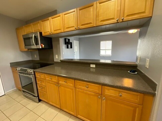 Building Photo - 4 bedroom, 2.5 bath, Mountain and Ocean Balcony Views, Solar Panels