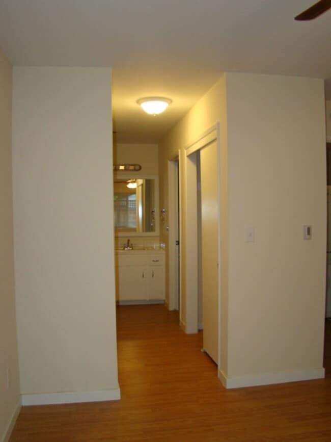 Building Photo - 2 Bedroom 2 Bath, dishwasher, yard, 2 park...