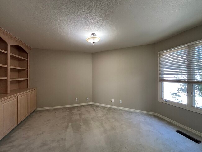 Building Photo - 127 Rassani Dr