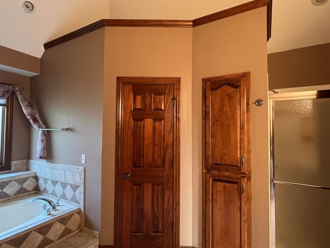 Building Photo - Spacious Family Home in Republic