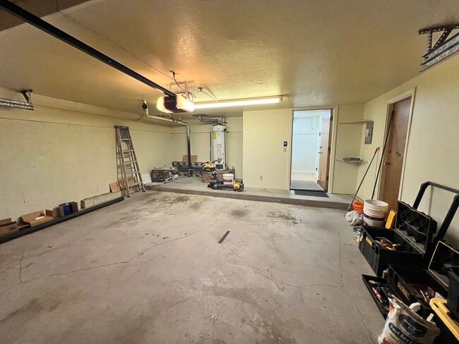 Building Photo - Grand Ave Barakat