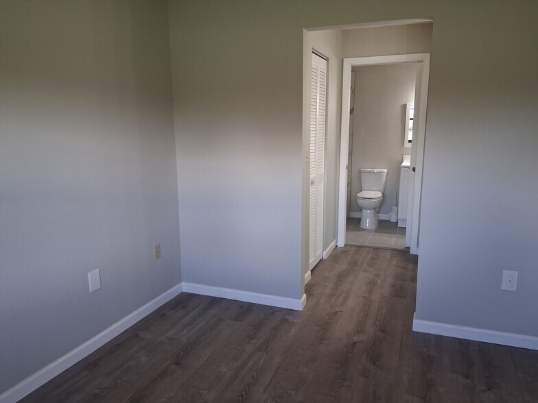 Master bedroom to main bathroom - 927 Capri Isles Blvd