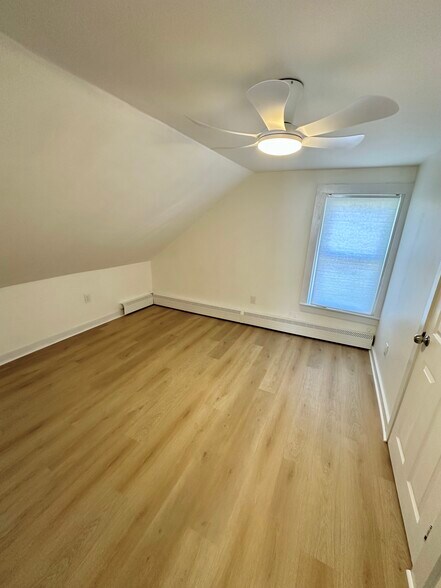 Building Photo - 122 Larch St