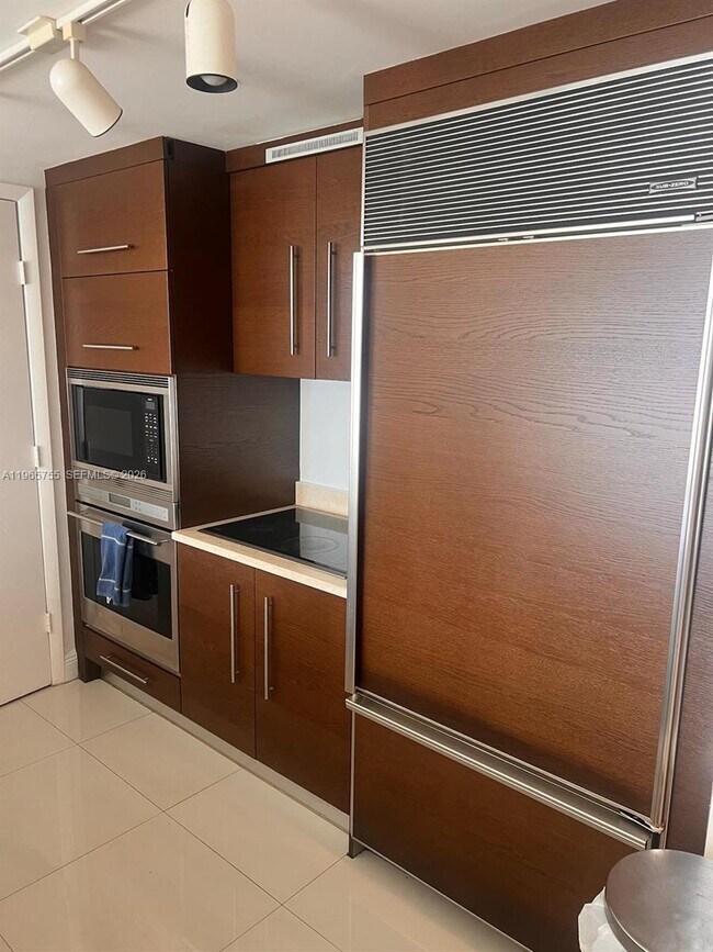 Building Photo - 475 Brickell Ave