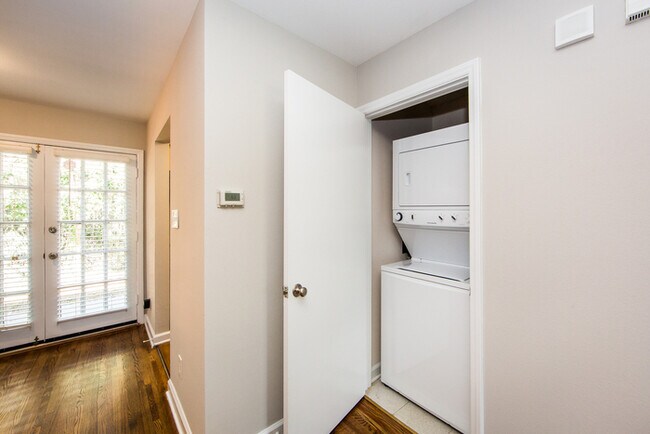 Building Photo - Charming 2BD/1BA Townhouse at Cotswold!