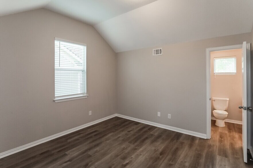 Building Photo - 10200 Cedar Lake Dr