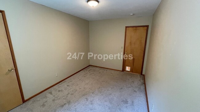 Building Photo - Spacious 4BD I 2BA Home w/ Separate Living...