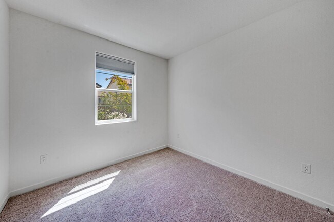 Building Photo - Never Lived In 4 Bedroom Home for Rent in Folsom Ranch!