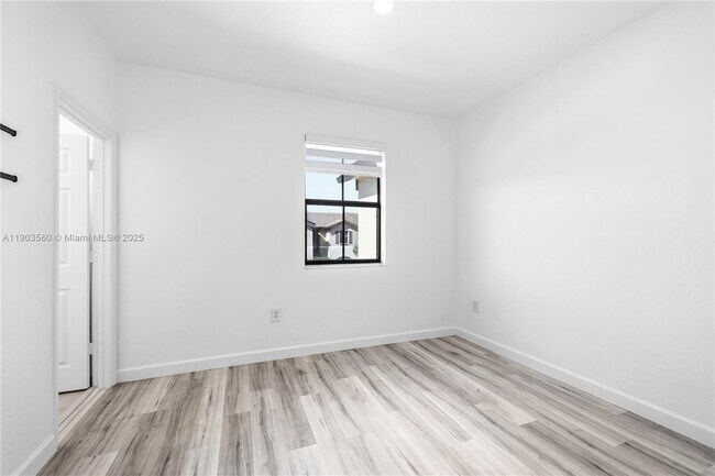 Building Photo - 10537 W 32nd Ln