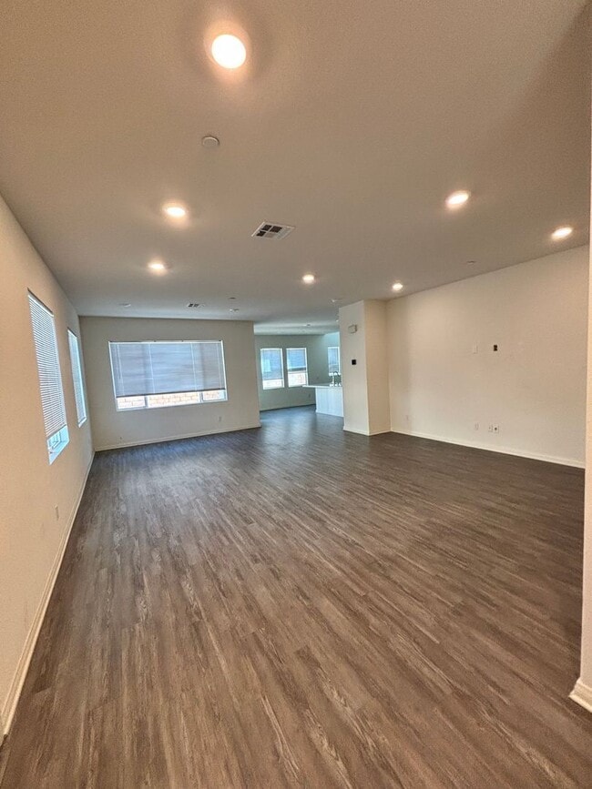 Building Photo - Beautiful Home!