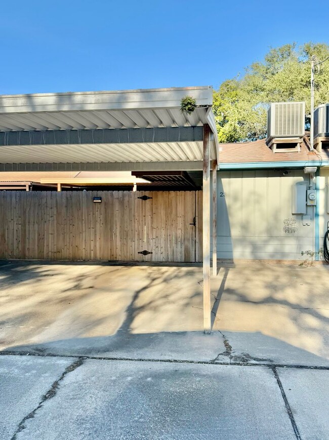 Building Photo - Cozy townhome in Victoria