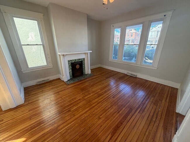 Building Photo - Charming 4bdrm/1.5bth Home Located in Richmond's North Highland Park w/Balcony!!