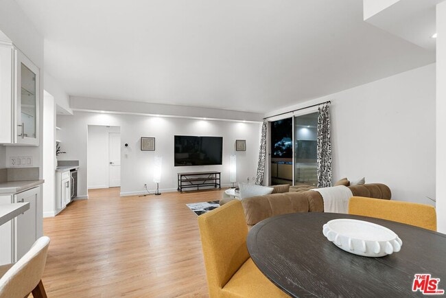 Building Photo - 321 S San Vicente Blvd