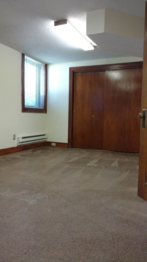 Building Photo - Now leasing for MAY 2026! Check out our 4 bedroom/3 bath house in Cedar Falls!