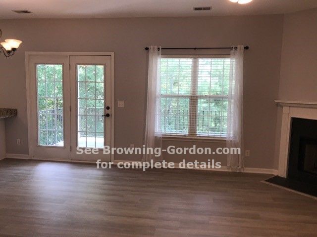 Building Photo - Pristine 2 bedroom that is cute as can be!