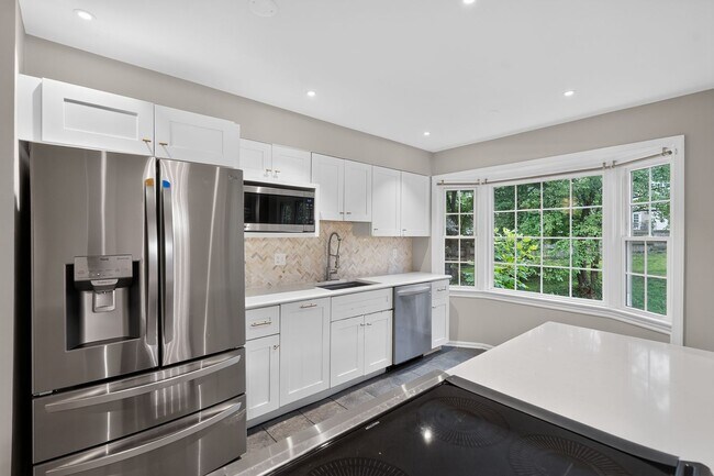 Building Photo - 3-level townhome in sought-after Sycamore Heights