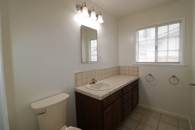 Building Photo - 4/Bedroom  Home for Lease in West Hills!