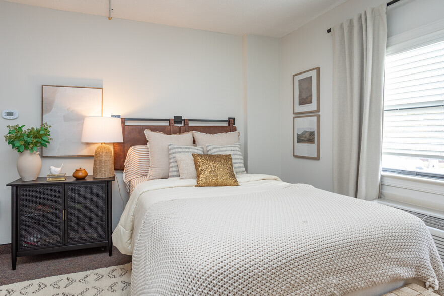 Studio, 1BA - 336SF - Bedroom - Yugo Greenville Campus Towers