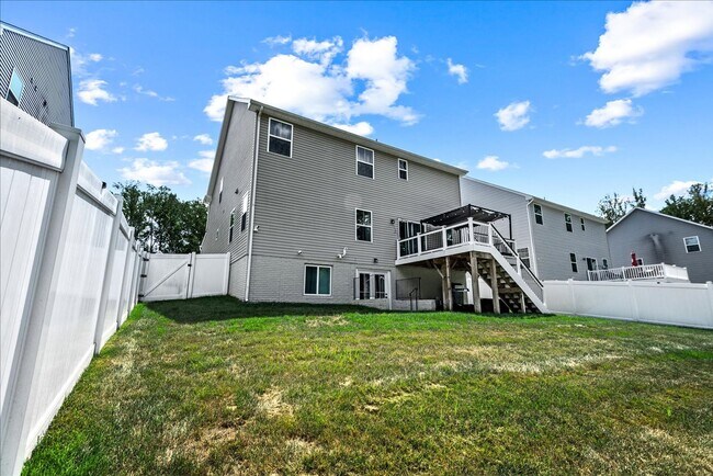 Building Photo - Like new Home!