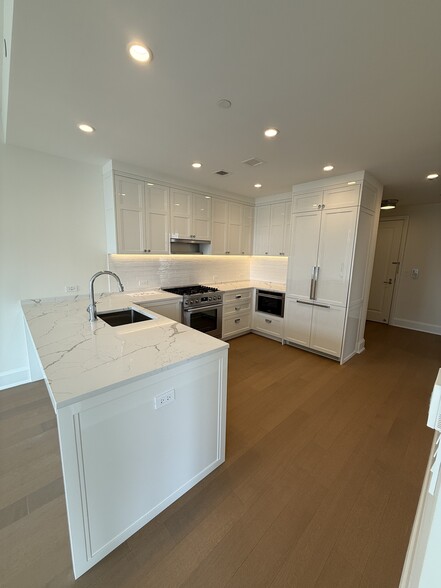 Kitchen - 100 Claremont Ave