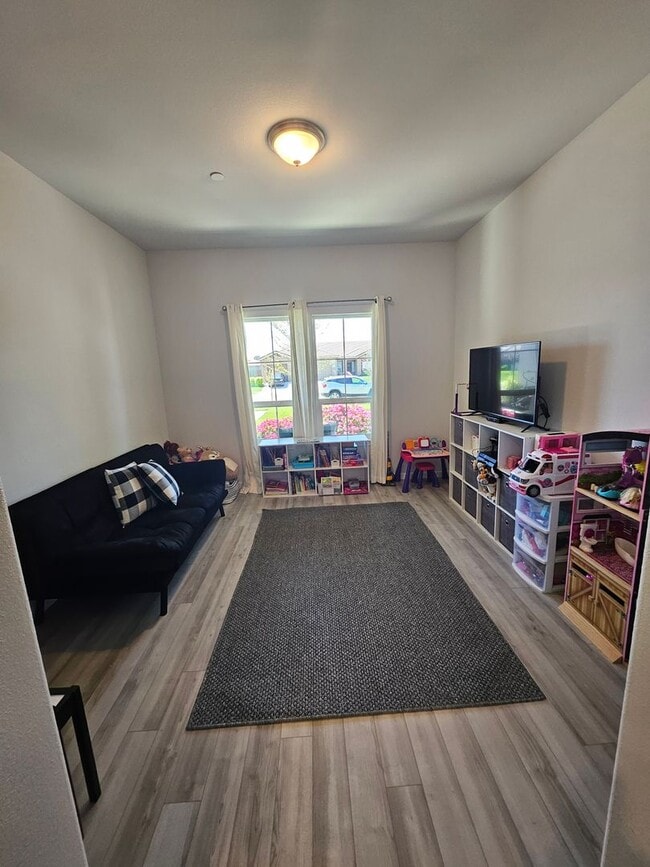 Building Photo - MUST SEE 4 Bedroom 2 bath