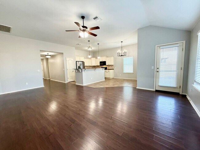 Building Photo - Great Family Home, Great Neighborhood