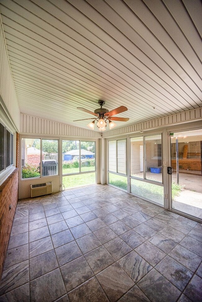 Building Photo - Beautiful home available today!