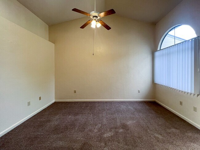 Building Photo - 2/2 Flat in Napier Oaks available August 1!