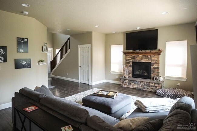 Building Photo - Newer construction / Community pool