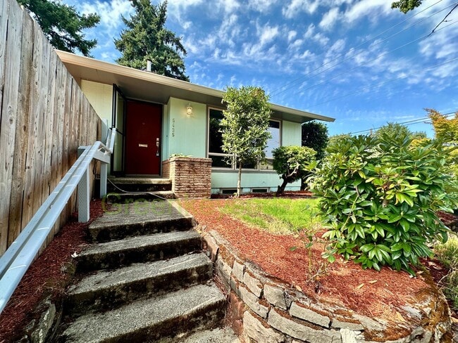 Building Photo - 3-Bedroom, 1.5-Bathroom House in Concordia...