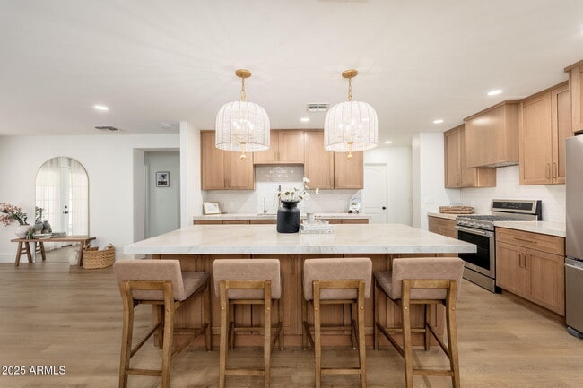 Primary Photo - 4030 E Fairmount Ave