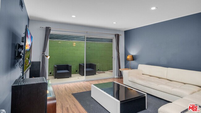 Building Photo - 2260 N Cahuenga Blvd