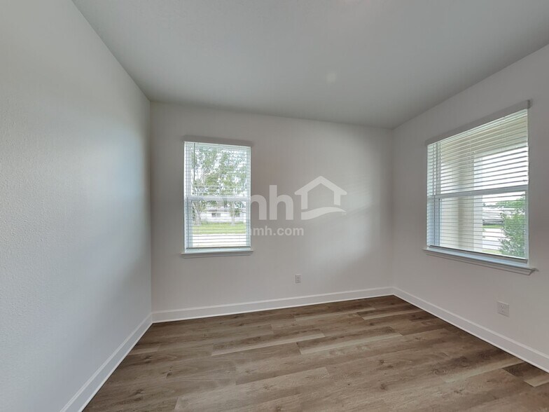 Building Photo - 3019 19th Ave W
