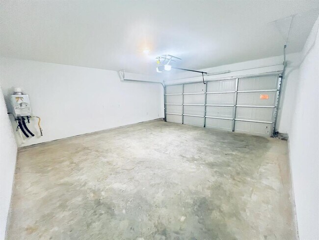 Building Photo - 3035 Mallorca Dr
