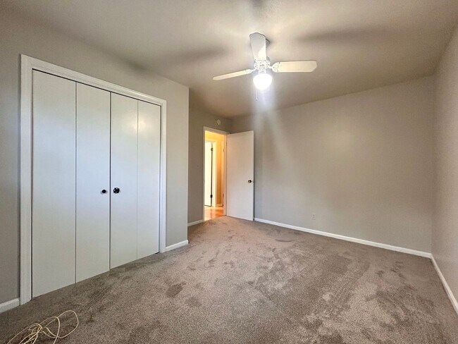 Building Photo - Wallace Ave 3189/3191