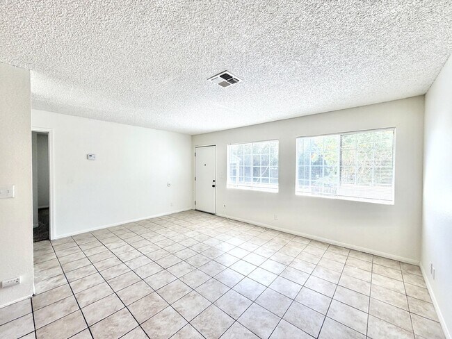 Building Photo - AVAILABLE NOW!! 2 Bedroom 1 Bathroom Apartment in Cathedral City!