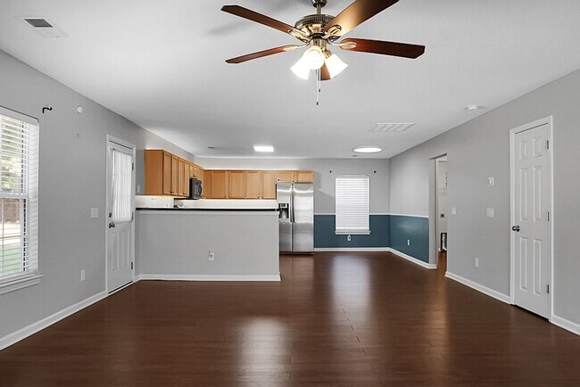 Building Photo - Spacious 2 Story, 4 BR, 2.5 BA, 2 Car Gara...