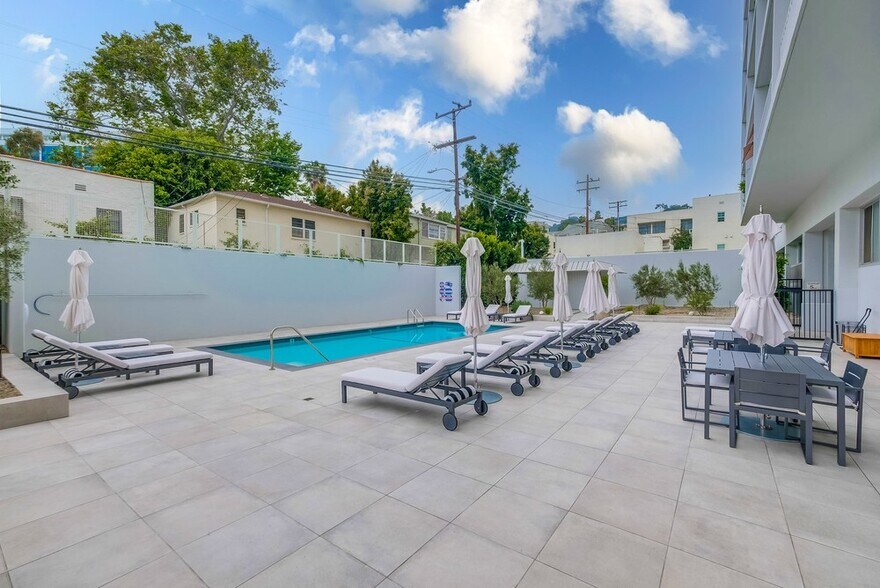 Building Photo - 999 N Doheny Dr