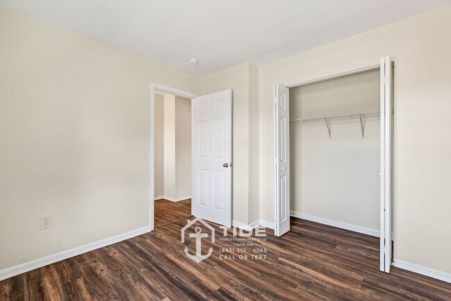 Building Photo - Comfortable Living Near Greenway Access
