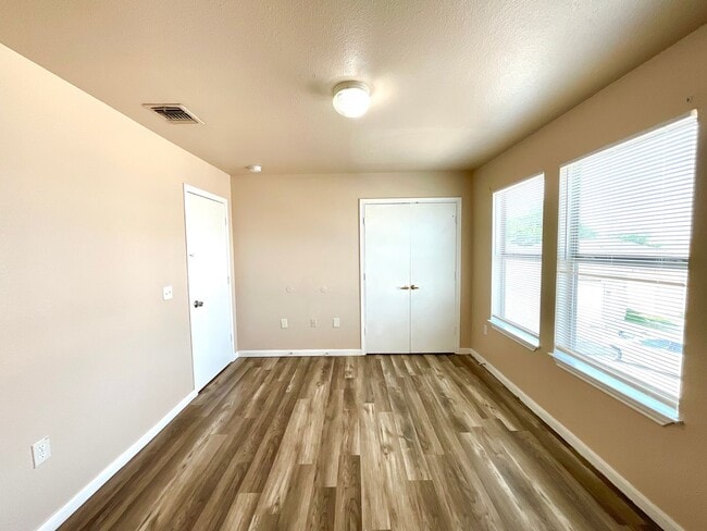 Building Photo - **APPLICATION RECEIVED** *MOVE IN SPECIAL* Spacious 3BR Two-Story Near Lackland AFB with Fenced B...