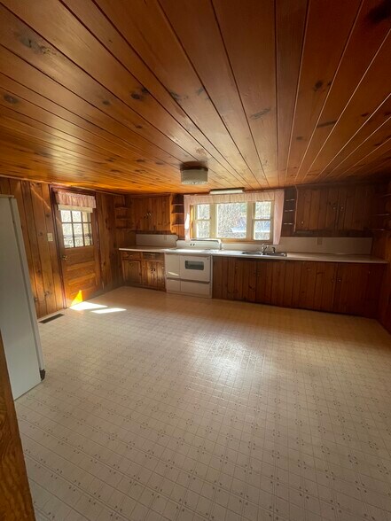 Building Photo - 679 Sand Hill Rd