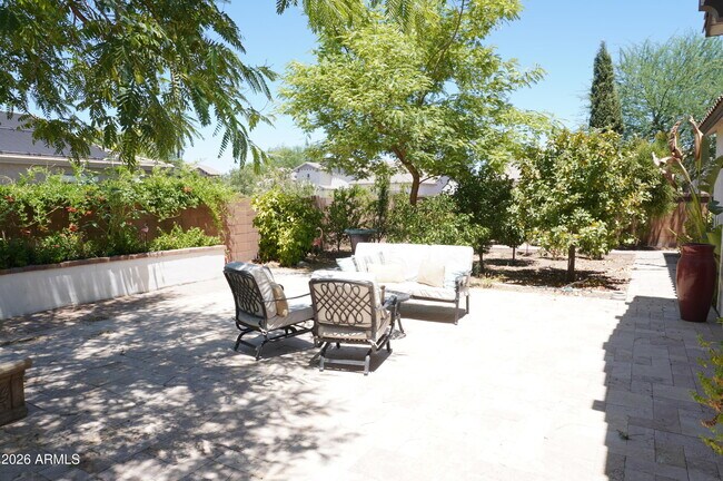 Building Photo - 2910 E Wildhorse Dr