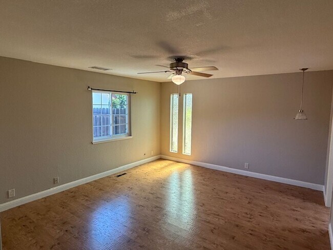 Building Photo - Massive 4-Bedroom home in Quiet Green Vall...