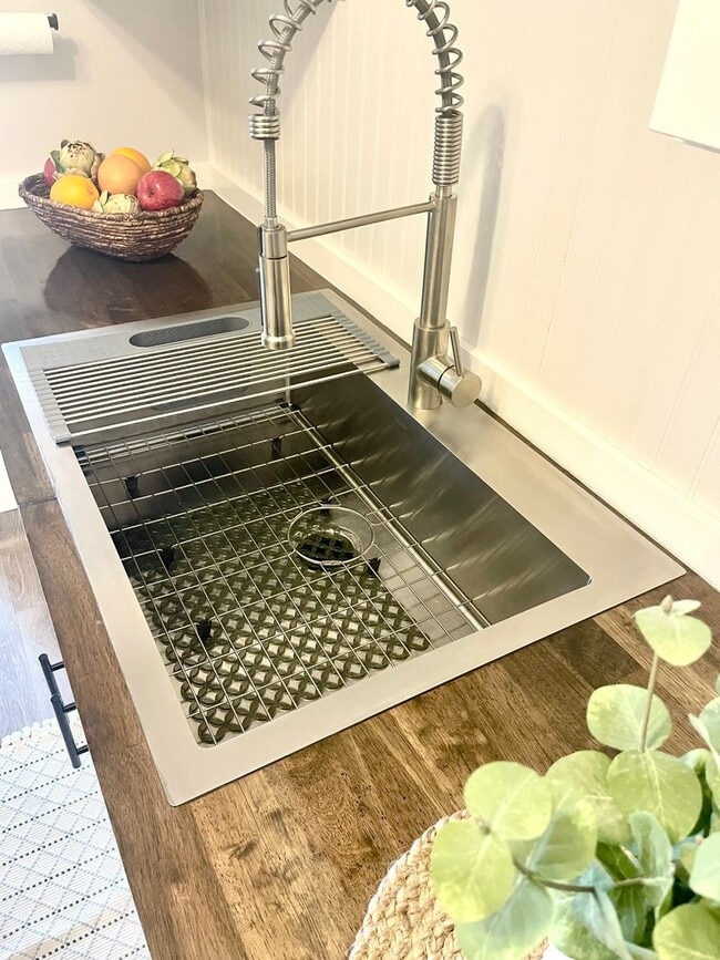 Building Photo - 521 E 5th Ave