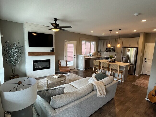 Primary Photo - Beautiful 3 Bedroom - 3 1/3 Bathroom Home ...