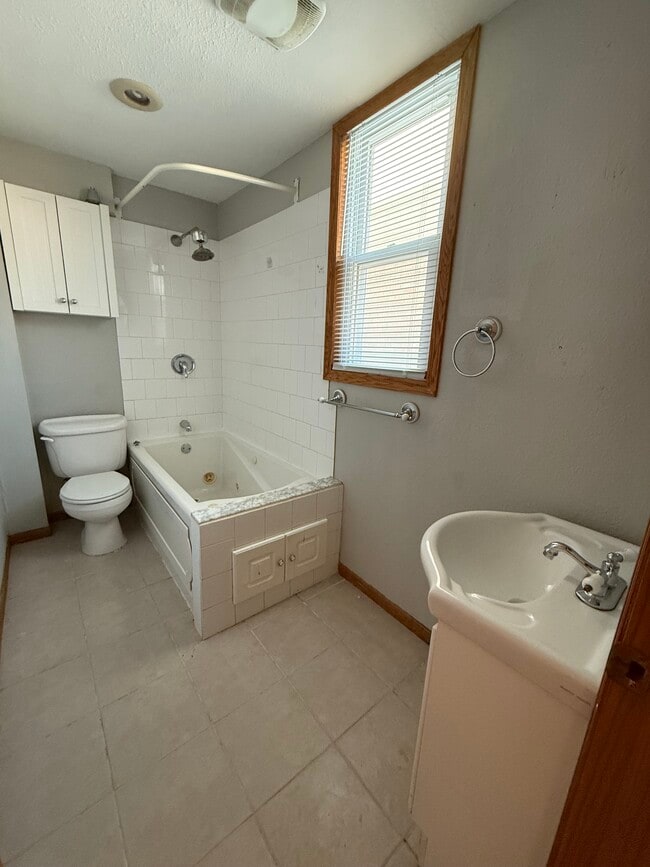 Building Photo - 320 9th Ave N